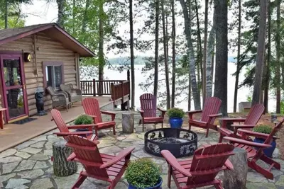 Image de Cabane en rondins rustique avec ponton, maison superposée et bain à remous sur le lac Beautiful Woman