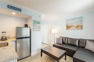 Image de Nouvelle Liste! Condo récemment rénové avec piscine chauffée commune - proche de la plage