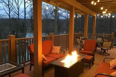 Image de Au bord du lac, 8br \/ 4. 5ba, 2 Slip Cov Dock, Fire Pit, Quiet Cove, Sièges sur pont sec