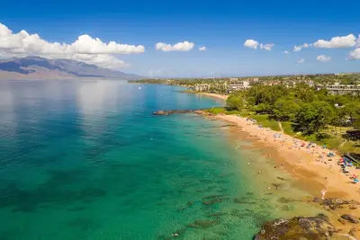 Image de Maui Banyan - Unité rénovée, vue partielle sur l'océan, Ac, en face de la plage de Kamaole