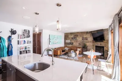 Image de ★ Luxe moderne ★ Emplacement parfait ★ Jacuzzi ★ Escapade familiale ★ Accès skis aux pieds