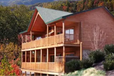 Image de Maison spacieuse en bois rond de luxe pratique au centre-ville, sans frais cachés