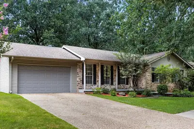 Image de 4 Bd, 2 Ba Accueil sur le lac dans un endroit sûr et pratique. 8 couchages