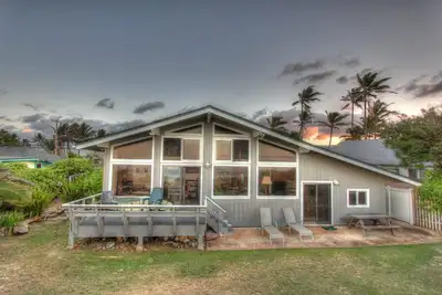 Image de Truly Beachfront Maison + 2 chalets pour les invités supplémentaires ou la vie privée