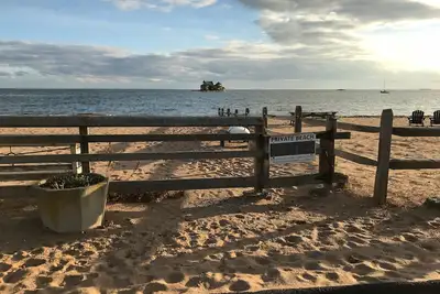 Image de Belle maison de plage avec accès à la plage privée.