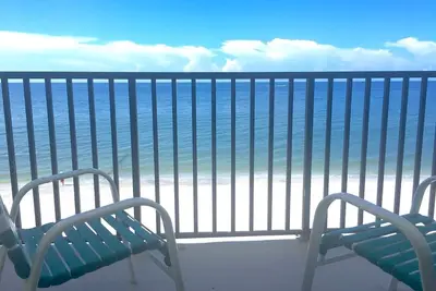 Image de Gulf Front Beauty! On Beach 2bd / 2bth 75ft to Ocean 55 \"Tv Piscine chauffée Wifi