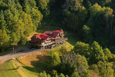 Image de Belle maison de montagne w / vues incroyables - 106 acres, bain à remous, intimité totale