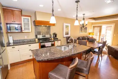 Image de Luxueux Condo 2br avec les meilleures vues sur les montagnes du 5 étoiles Solara Resort + Free Park Pass