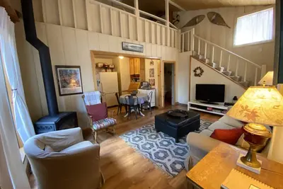 Image de Adorable chalet de montagne près du lac avec plage de quartier de l'autre côté de la rue