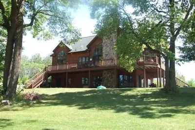 Image de 4- chambres de luxe sur deux lacs et 32 hectares privés