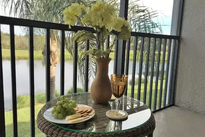 Image de Condo confortable avec plafonds cathédrale