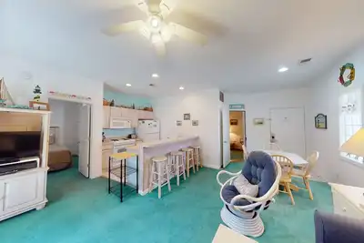 Image de Magnifique condo au dernier étage incluant l'accès au centre d'activité du village et aux piscines!