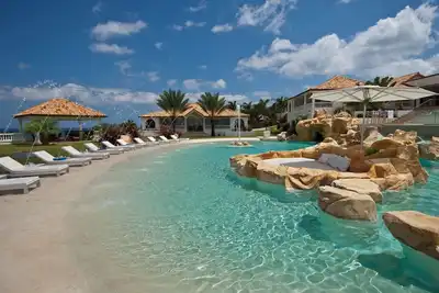 Image de Villa Sandyline à St Martin - Villa luxueuse avec 6 chambres et front de mer sur la baie de Prunier