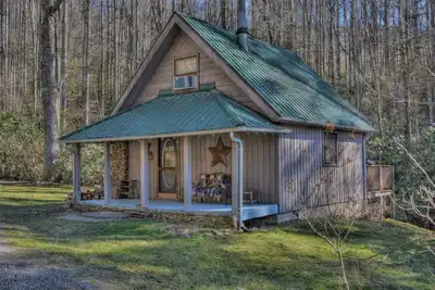 Image de Creekside Cascades-Romantic Cabin & confortable avec bain à remous, une connexion Wi-Fi, les animaux domestiques.