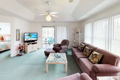 Image de Condo au dernier étage avec vue sur le 17 Fairway Maples - Profitez des piscines et du bain à remous!