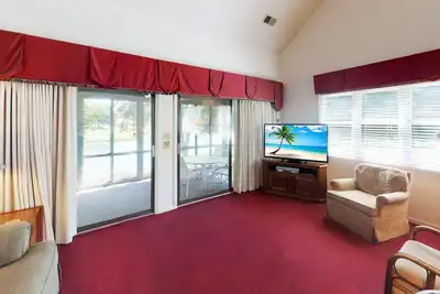 Image de Comprend L’accès au centre d’activités et aux piscines! Immense Condo w / Screen Porch