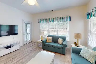 Image de Condo à plusieurs niveaux avec 2 cuisines complètes. Près de la plage et comprend le centre d'activité.