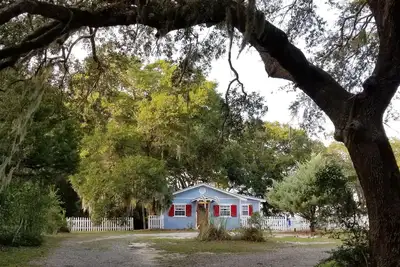 Image de Évadez-vous à la Shady Shack. Chien amical