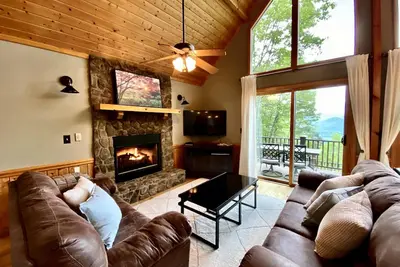 Image de Mtn romantique. Vues-Sparkling Hot Tub-FirePit-Peaceful Confidentialité-WiFi-Shuffleboard