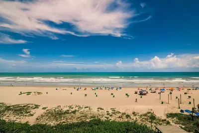Image de Direct Oceanfront 2\/2 au centre-ville de Cocoa Beach. Fl