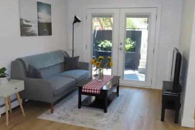 Image de Espace calme, spacieux et privé dans un quartier très pratique.