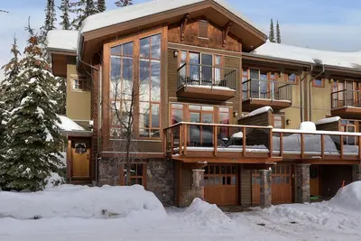 Image de Le luxe sur les pistes. . . skis aux pieds avec spa privé à Woodhaven 4