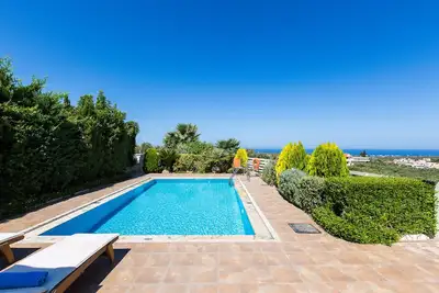 Image de Intimité totale, proche des commodités, piscine de 30 m2, vue magnifique sur la mer!