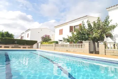 Maison avec piscine partagée et tenis à 500 metres de la plage