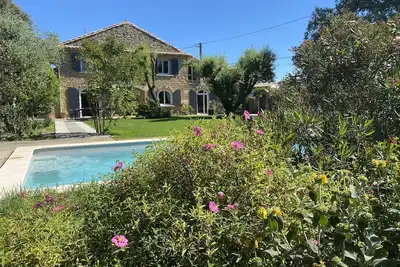 Image de Maison de caractère avec piscine-pool house et jardin clotûré