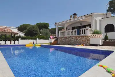 Pirineu: Maison dans un quartier calme avec un grand jardin et piscine privée