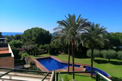 Image de Haut Standing Duplex Sea 1ère ligne gymnase et piscine chauffée