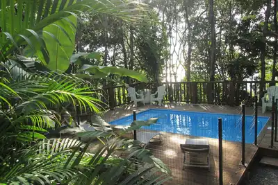 Image de Villa climatisée avec piscine et vue mer sous une végétation tropicale