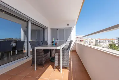 Appartement avec Wi-Fi gratuit | A \/ C | piscine partagée | accès au gymnase [Rlag73]