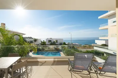 Image de Apartment with free Wi-Fi | A\/C | shared pool | near beach | sea view [Rlag72]