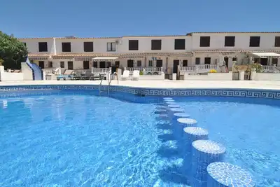 Maison avec piscine communautaire et parking