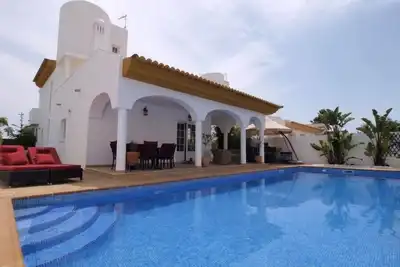 Image de Villa de luxe avec piscine, Internet + 3 salles de bains