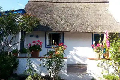 Image de , Au toit de chaume, maison de l'ancien pêcheur pittoresque, à 30 m de la plage