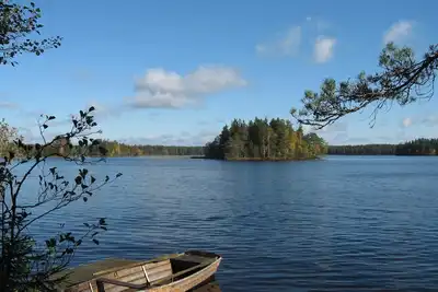 Image de Grande maison de vacances avec une belle nature près du lac avec un bateau et sa propre jetée