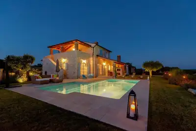 Image de Villa de luxe exclusive avec piscine et barbecue, idéale pour les familles