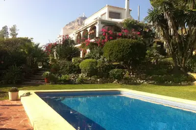 Image de Bel appartement entièrement meublé avec piscine et jardin ensoleillé dans un cadre fantastique