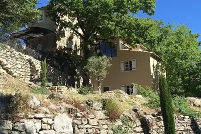 Bastide à proximité d'un village, vue dégagée sur le Grand Lubéron
