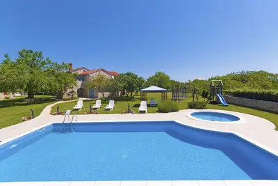 Image de DERNIÈRE Minute - 40%! Belle villa en pierre, clôturée, grande piscine