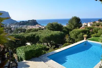 Image de villa d'architecte avec piscine Ă cassis calme absolu 300m du centre