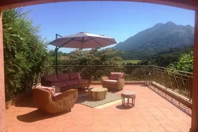Image de Entre mer et montagne, dans le maquis. . . et les pieds dans la piscine