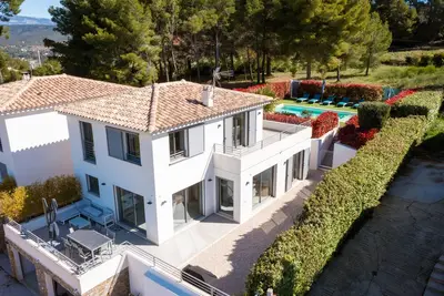 Image de Villa de vacances neuve avec piscine avec superbe vue sur la mer et le village