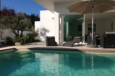 Image de Maison d'architecte neuve, au calme avec piscine chauffée