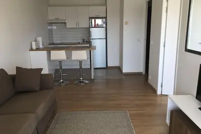 Image de T2 refait à neuf avec grande terrasse et vue dégagée, les plages à pied -parking