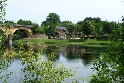 Image de Gîte au bord de la Dordogne, avec grande terrasse couverte, jardin, barbecue