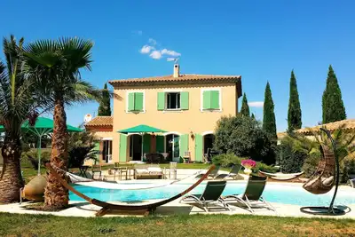 Image de Villa provençale au cœur des vignes avec piscine