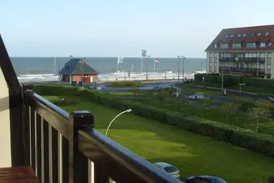 Image de Grand T2 avec loggia vue mer, à 80 m de la plage surveillée et du Paléoscope